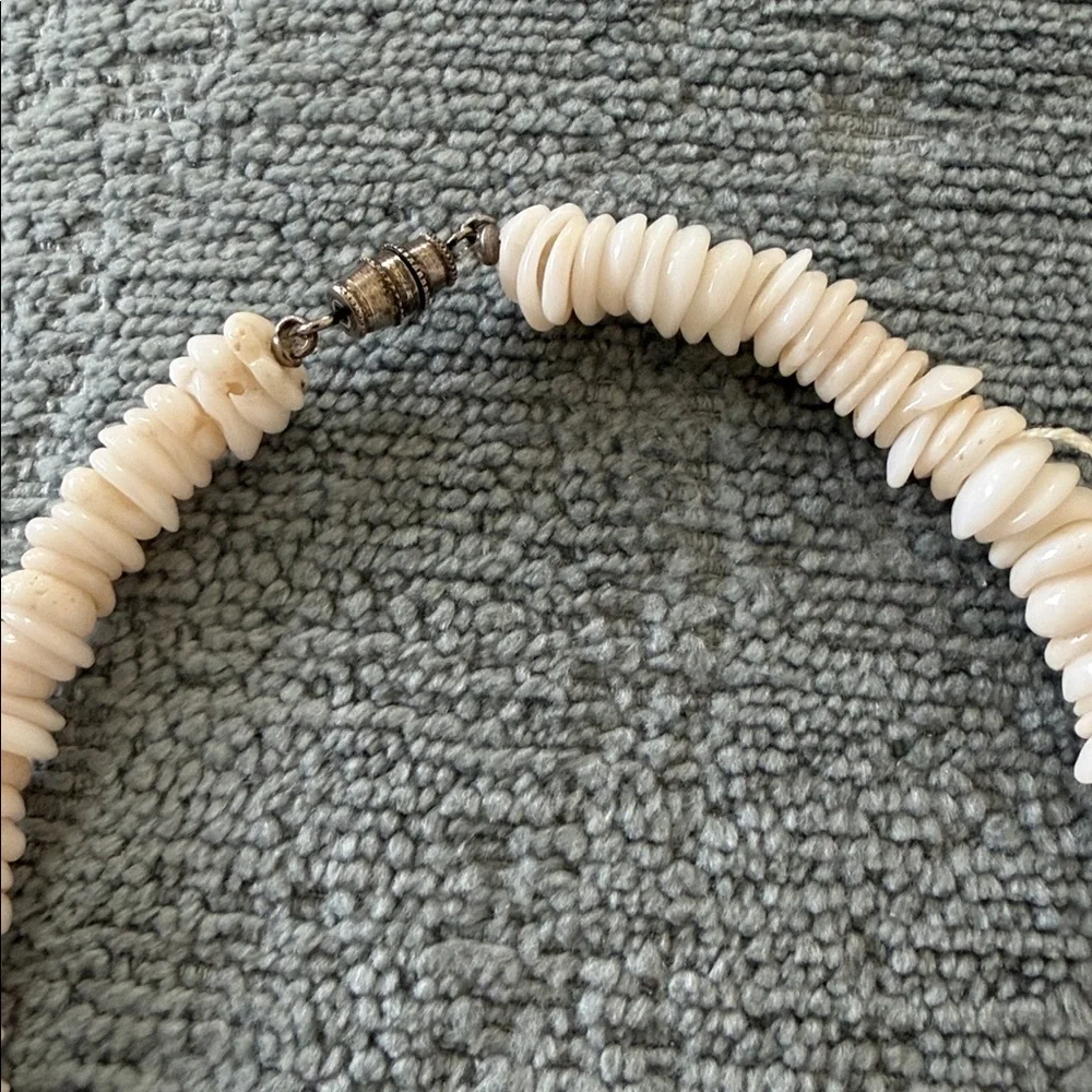 Vintage Genuine Puka Shell Choker Necklace - Picture 2 of 4
